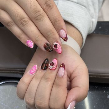 Referência ilustrativa de nail design em tons de rosa