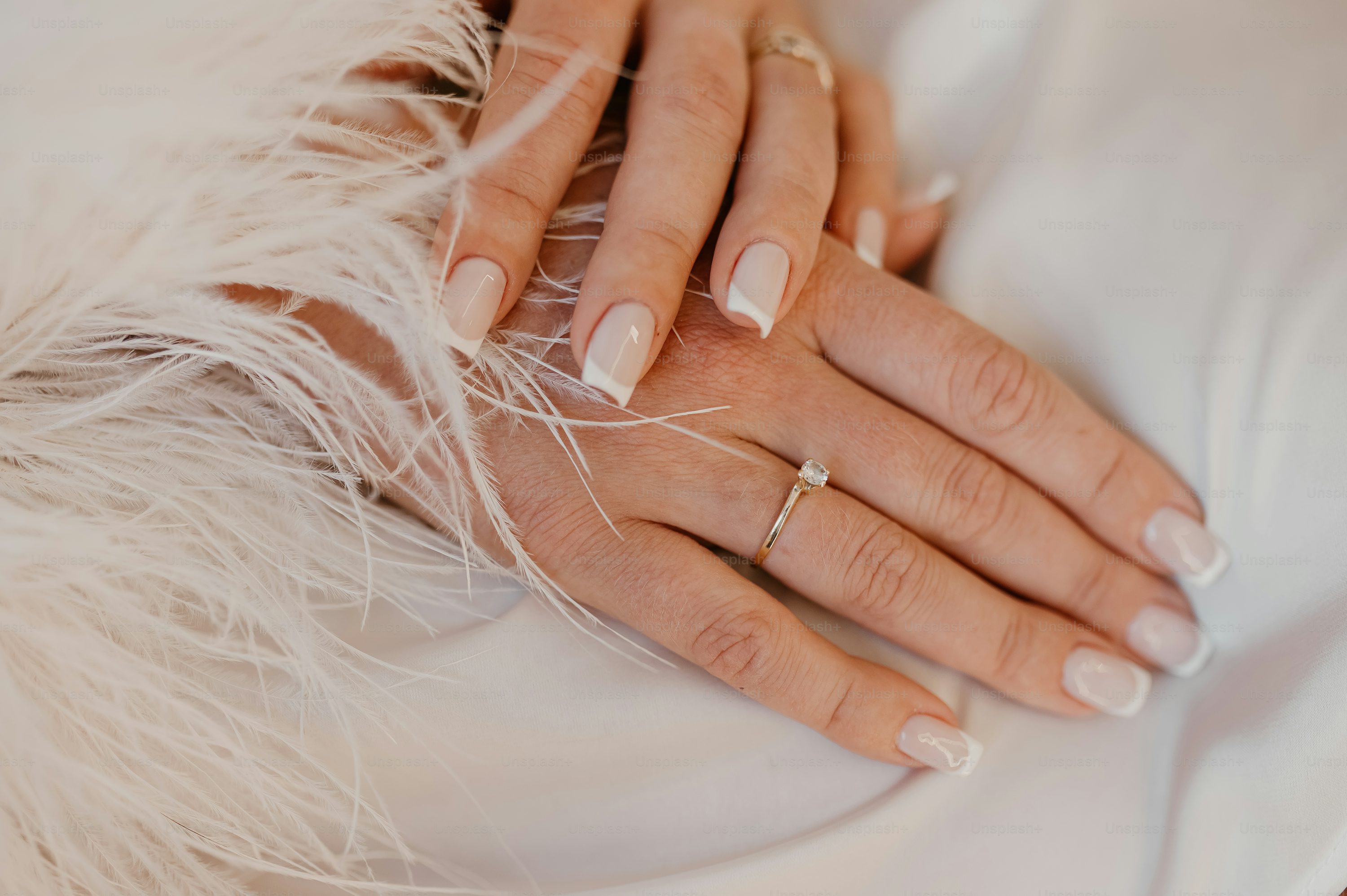 Foto ilustrativa de manicure com acabamento delicado