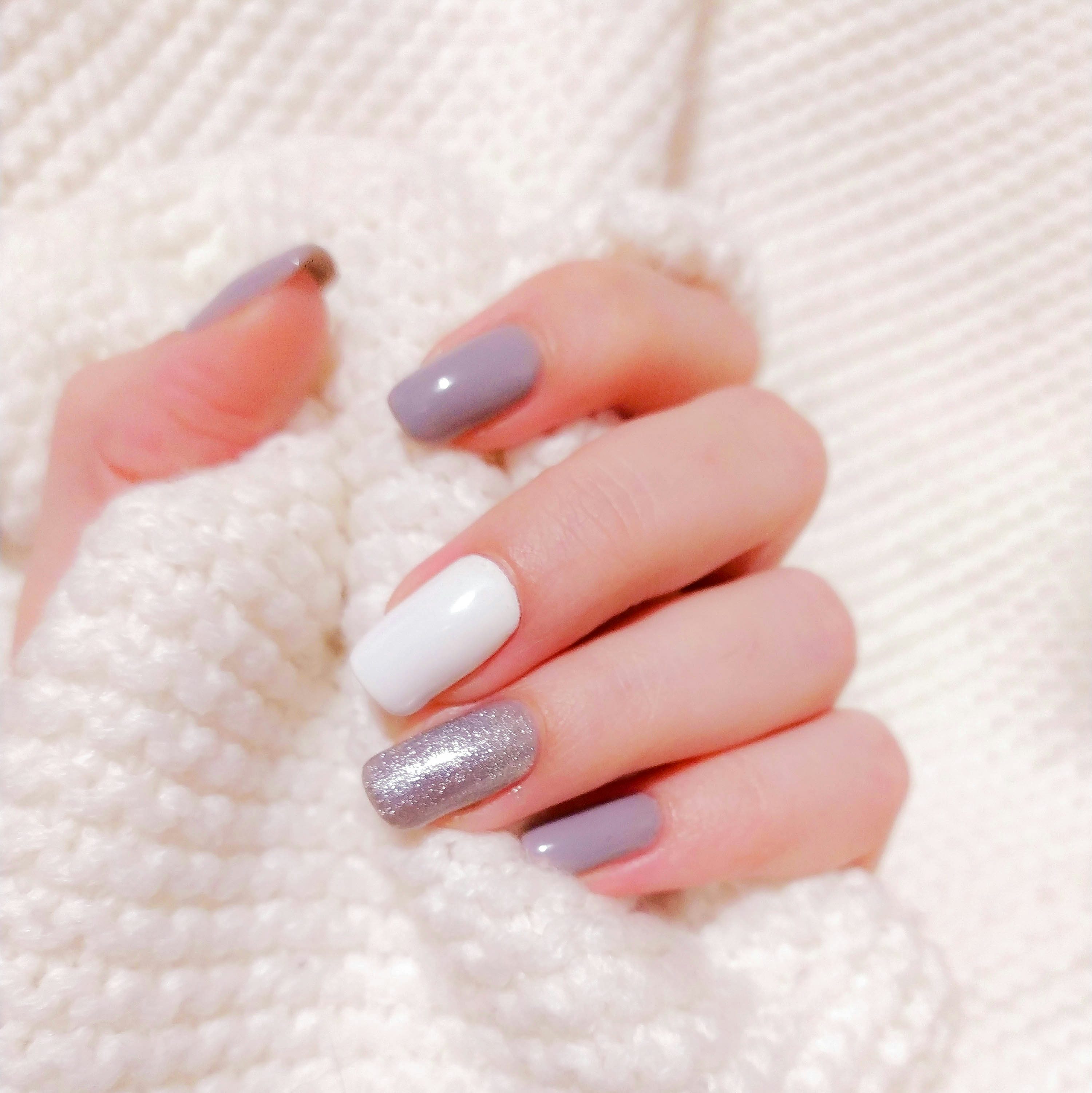 Referência ilustrativa de unhas em tons lilás